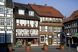 Um den Marktplatz - Autour de la place - By the market square