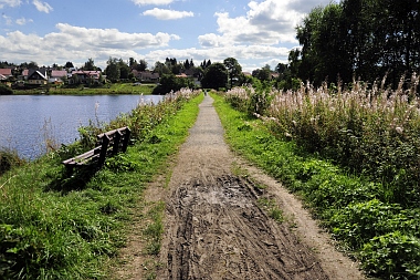 32+ Bulder Vom Herzberger Teich, Das ist der berg am westlichen ufer.